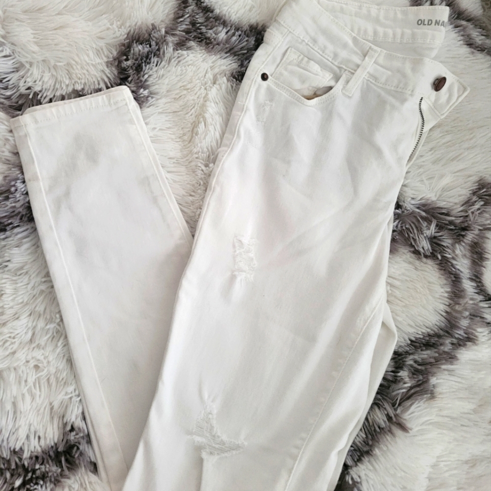 Distressed skinny jeans